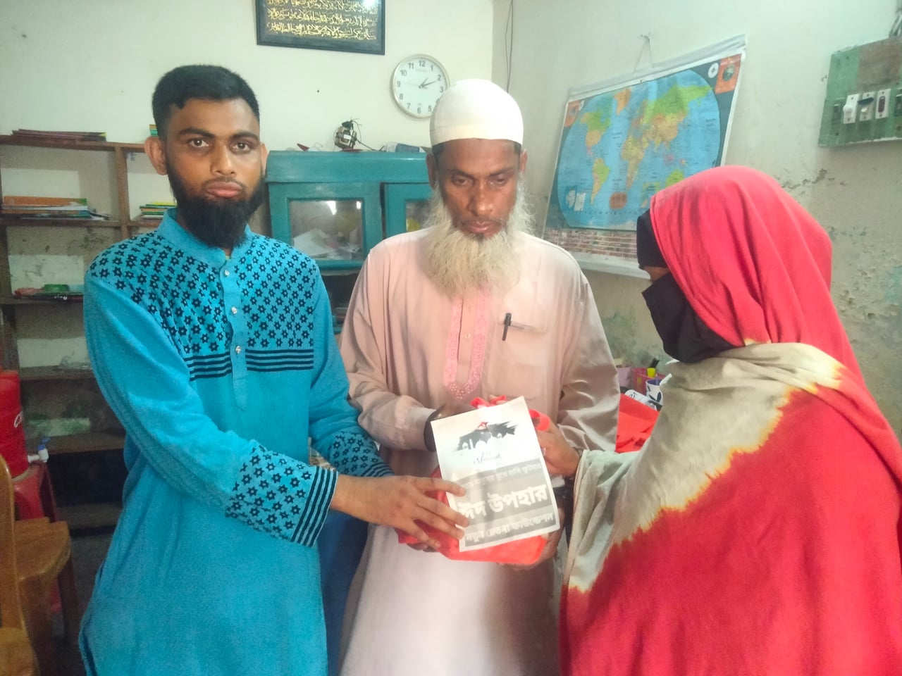 বাঘায় নতুন চেতনা ফাউন্ডেশনের উদ্যোগে অসহায়দের মাঝে ঈদ উপহার বিতরণ Cover